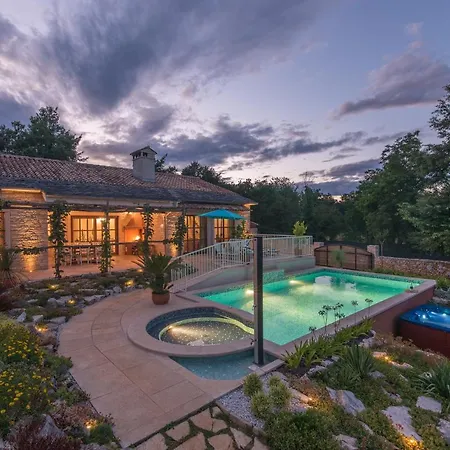 Family Lipica With Private Pool And Jacuzzi *