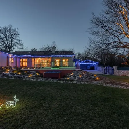 וילה Family Lipica With Private Pool And Jacuzzi