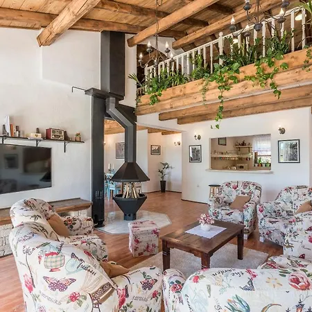 Family Lipica With Private Pool And Jacuzzi וילה *