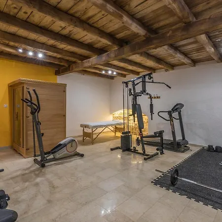 Family Lipica With Private Pool And Jacuzzi וילה *