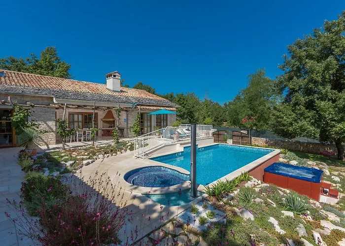 Family Lipica With Private Pool And Jacuzzi *