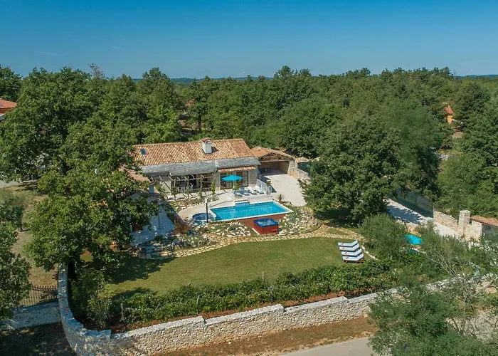 Family Lipica With Private Pool And Jacuzzi 빌라 *