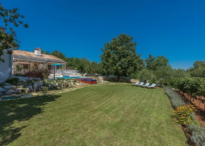 Family Lipica With Private Pool And Jacuzzi 파진