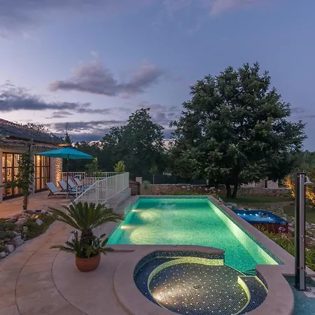 Family Lipica With Private Pool And Jacuzzi Pazin