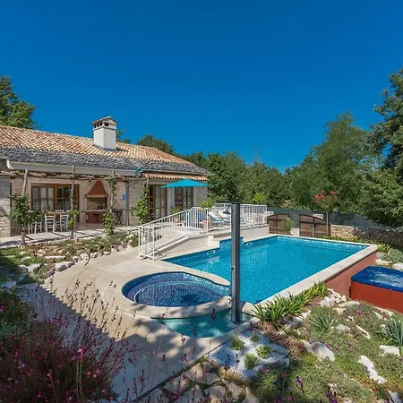 Family Lipica With Private Pool And Jacuzzi *