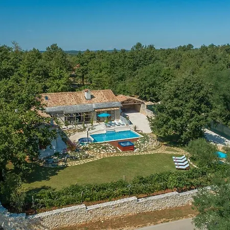 Family Lipica With Private Pool And Jacuzzi Villa *