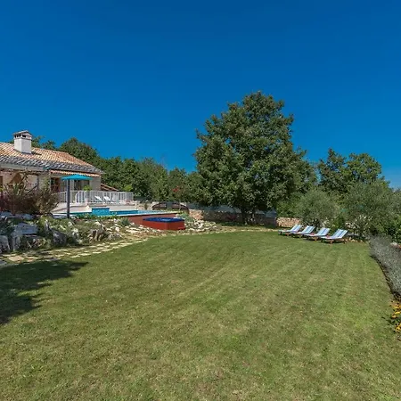 Family Lipica With Private Pool And Jacuzzi Pazin