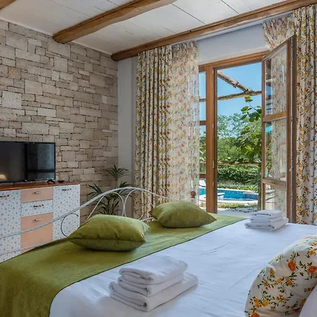 Family Lipica With Private Pool And Jacuzzi Villa Pazin