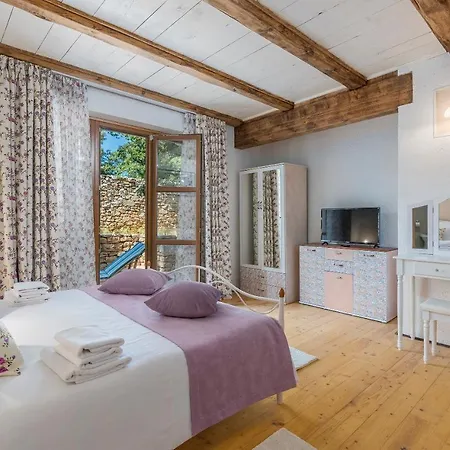 Family Lipica With Private Pool And Jacuzzi