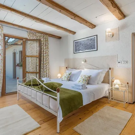 Family Lipica With Private Pool And Jacuzzi Villa